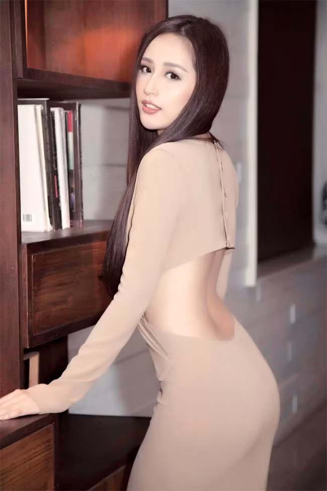 Vòng eo nhỏ và vòng ba nóng bỏng cũng được nàng hoa hậu tự tin khoe mỗi khi có dịp.