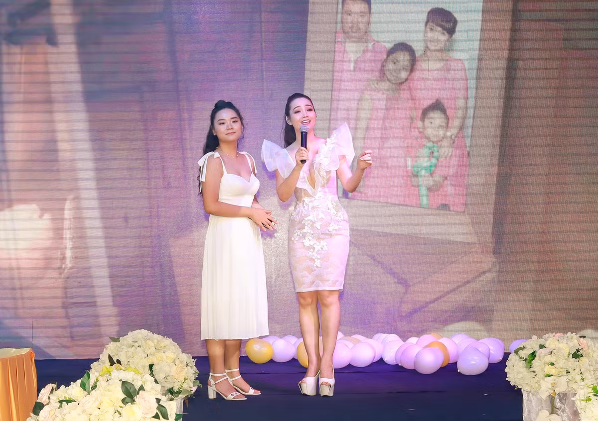 Từ một cô bé mũm mĩm, con gái diễn viên Mai Thu Huyền càng lớn càng trổ mã xinh đẹp.