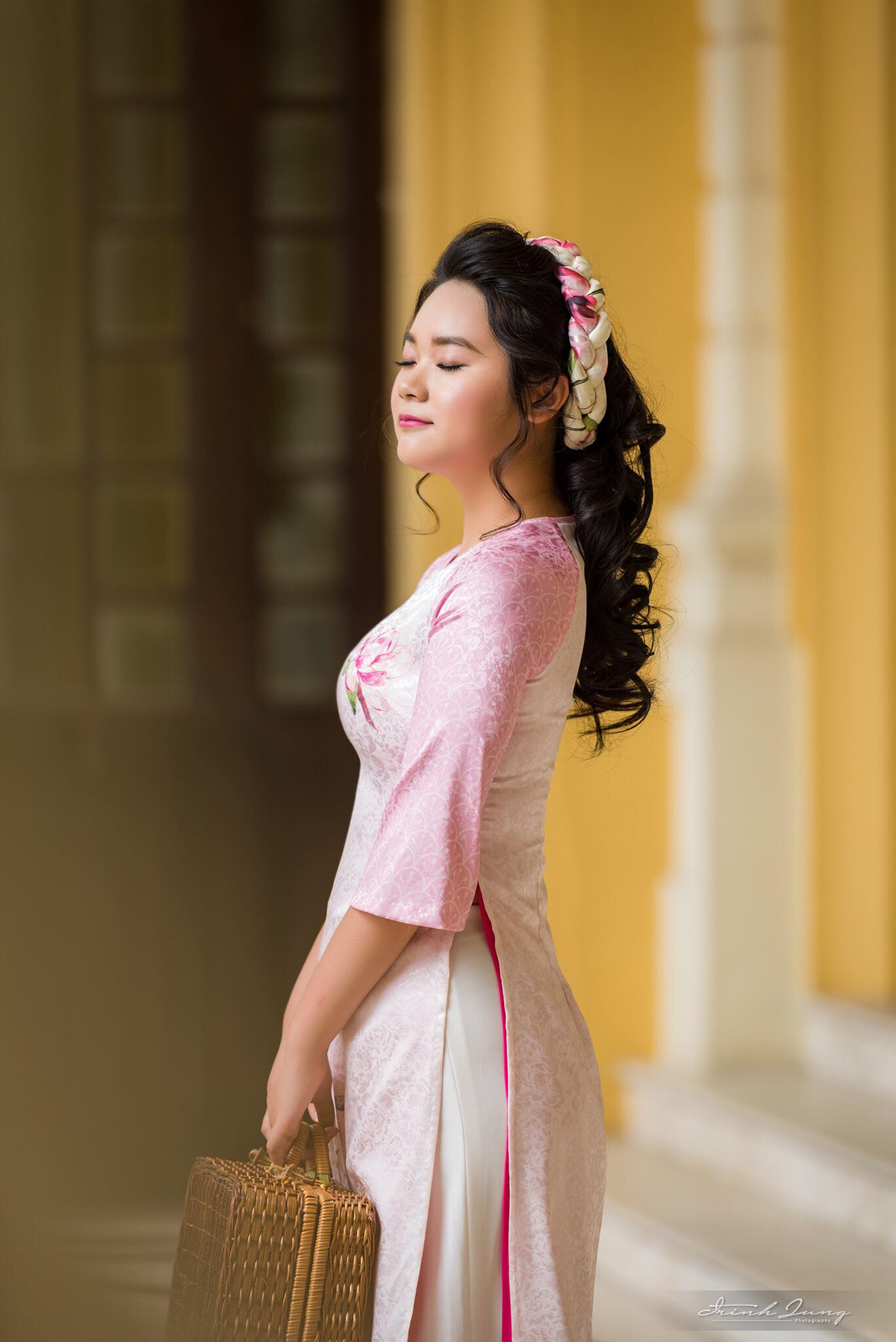 Mai Thu Huyền thường khuyến khích con tham gia các hoạt động xã hội để con biết chia sẻ với những người có hoàn cảnh kém may mắn hơn, cũng như biết quý trọng những gì mình đang có.