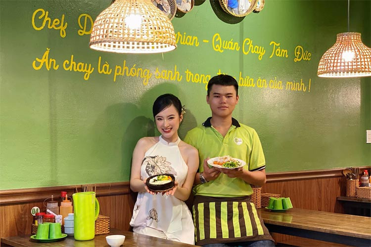 Người đẹp sinh năm 1995 còn đảm nhận vai trò đón tiếp, phục vụ khách tại quán chay nhà mình và luôn tỏ ra rất thân thiện cởi mở với khách.