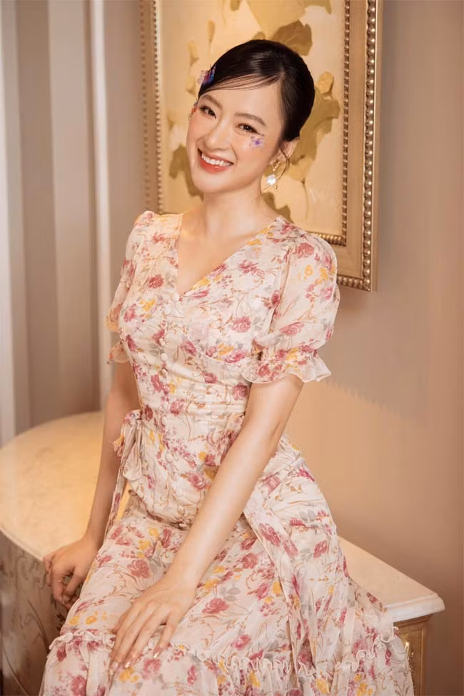  Hình ảnh của Angela Phương Trinh trên trang cá nhân cũng rất khiêm tốn, giản dị, không còn hở hang, sexy như trước.