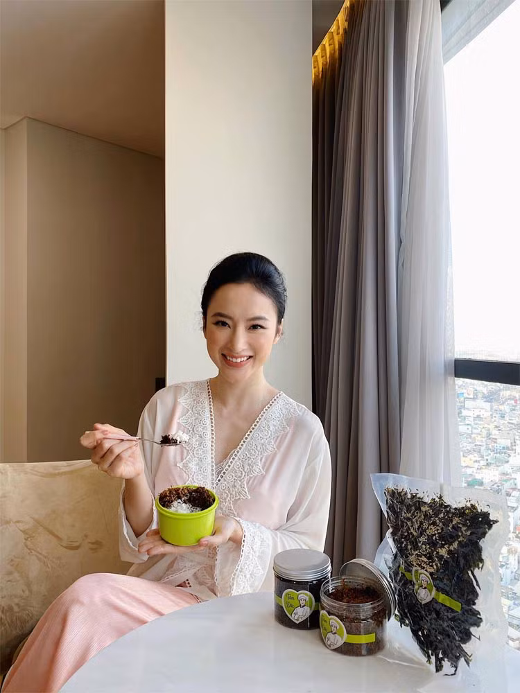 Cô tận hưởng cuộc sống bình dị thoải mái tránh xa ồn ào và tích cực tham gia các hoạt động từ thiện.