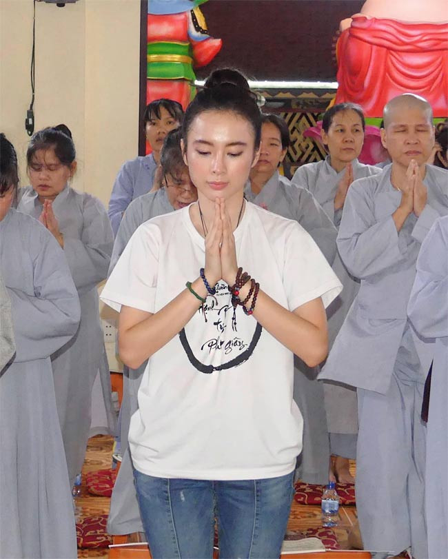Suốt 5 năm qua, Angela Phương Trinh ăn chay trường và tìm bình yên từ Phật pháp.