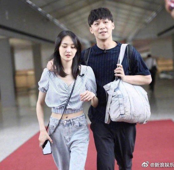 Theo nhiều nhân chứng, Trịnh Sảng và bạn trai CEO Trương Hằng đã bí mật kết hôn và quyết định sang Mỹ nhờ người mang thai hộ.