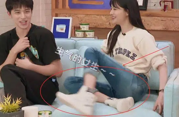 Trước đó, “nữ thần thanh xuân” còn bị chê EQ thấp khi vô tư đưa cả hai chân đi giầy lên ghế sofa khi quay một chương trình truyền hình thực tế.