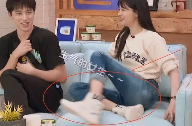 Trước đó, “nữ thần thanh xuân” còn bị chê EQ thấp khi vô tư đưa cả hai chân đi giầy lên ghế sofa khi quay một chương trình truyền hình thực tế.