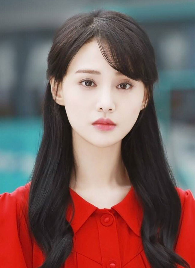 Trịnh Sảng sinh năm 1991 nổi tiếng với những bộ phim như: “Yêu em từ cái nhìn đầu tiên”, “Cùng ngắm mưa sao băng”, “Cổ kiếm kỳ đàm”, “Tình yêu vượt qua ngàn năm”, “Tịch mịch không đình xuân dục vãn”, “Hạ chí chưa tới”… Cô được mệnh danh là “nữ hoàng thanh xuân”, “nữ thần thanh xuân” của màn ảnh Trung Quốc.