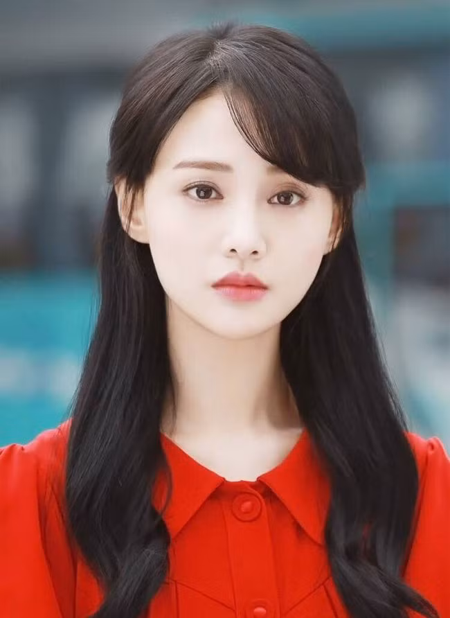 Trịnh Sảng sinh năm 1991 nổi tiếng với những bộ phim như: “Yêu em từ cái nhìn đầu tiên”, “Cùng ngắm mưa sao băng”, “Cổ kiếm kỳ đàm”, “Tình yêu vượt qua ngàn năm”, “Tịch mịch không đình xuân dục vãn”, “Hạ chí chưa tới”… Cô được mệnh danh là “nữ hoàng thanh xuân”, “nữ thần thanh xuân” của màn ảnh Trung Quốc.