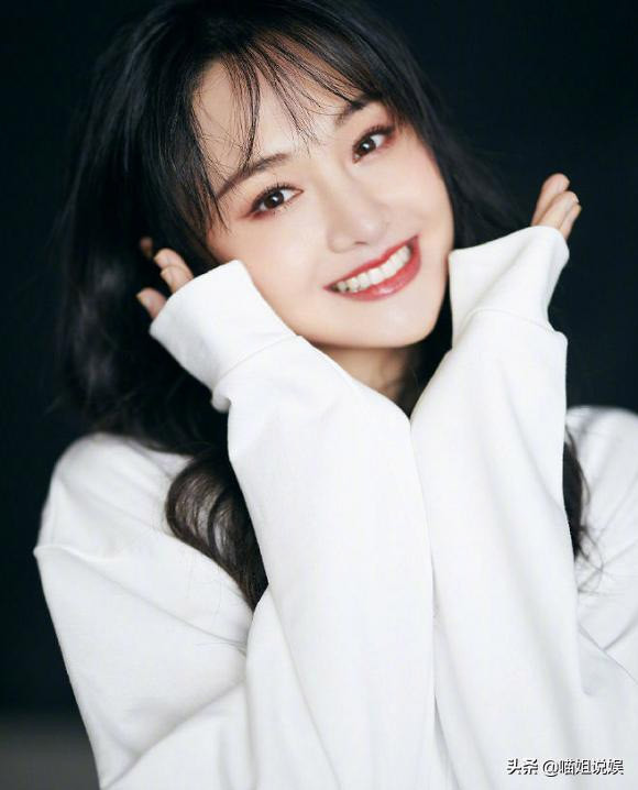 Nàng Bối Vi Vi của "Yêu em từ cái nhìn đầu tiên" còn bị chỉ trích là chảnh và thiếu chuyên nghiệp khi công khai tuyên bố nếu cảm thấy không thích là sẽ dừng quay hình, bỏ đoàn phim muốn làm gì thì làm.