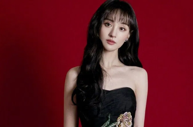  Scandal nhờ mang thai hộ rồi bỏ con của Trịnh Sảng đã khiến cô thân bại danh liệt. Hàng loạt chương trình và nhãn hàng hủy hợp đồng khiến chỉ sau một đêm, cô mất tới 200 triệu tệ (khoảng 700 tỷ đồng).