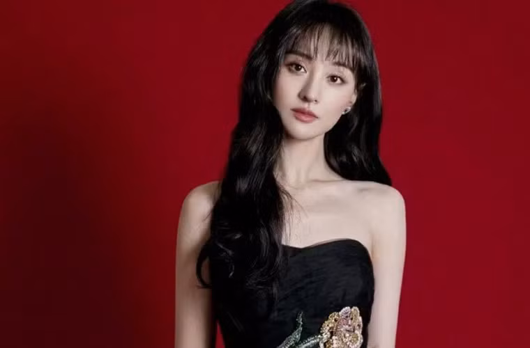  Scandal nhờ mang thai hộ rồi bỏ con của Trịnh Sảng đã khiến cô thân bại danh liệt. Hàng loạt chương trình và nhãn hàng hủy hợp đồng khiến chỉ sau một đêm, cô mất tới 200 triệu tệ (khoảng 700 tỷ đồng).