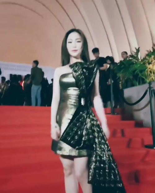 Không chỉ trang phục dạo phố, trang phục đi dự sự kiện của Hương Tràm cũng bị chê bai, điển hình như chiếc váy này khi chiếc nơ, điểm nhấn của bộ trang phục, như muốn nuốt lấy thân hình bé nhỏ của cô ca sĩ.