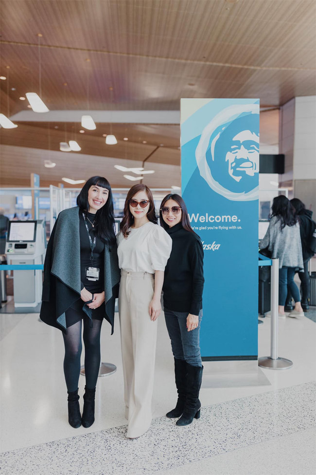 Ca sĩ Hương Tràm chọn trang phục giản dị, áo sơ mi, quần âu ống suông màu trung tính khi tới dự một sự kiện.