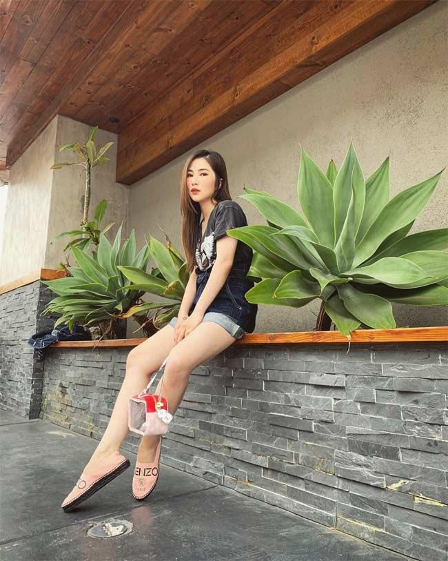 Quần short jeans, áo phông dạo phố, Hương Tràm trẻ trung mà vẫn xinh tươi dù không cần cầu kỳ trong trang phục.