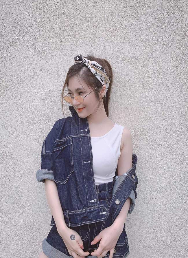 Thời trang dạo phố của giọng ca "Duyên mình lỡ" rất trẻ trung năng động với áo khoác và quần short jeans.