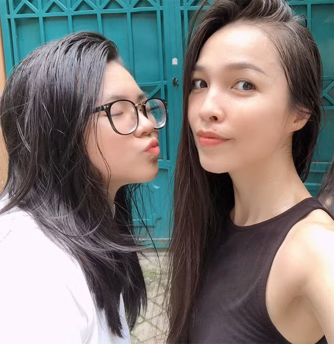 Hiền Thục đã bước vào tuổi 40 tuổi, con gái cô đã 18 tuổi, nhưng nhìn Hiền Thục và Gia Bảo, ai cũng thấy giống như hai chị em.