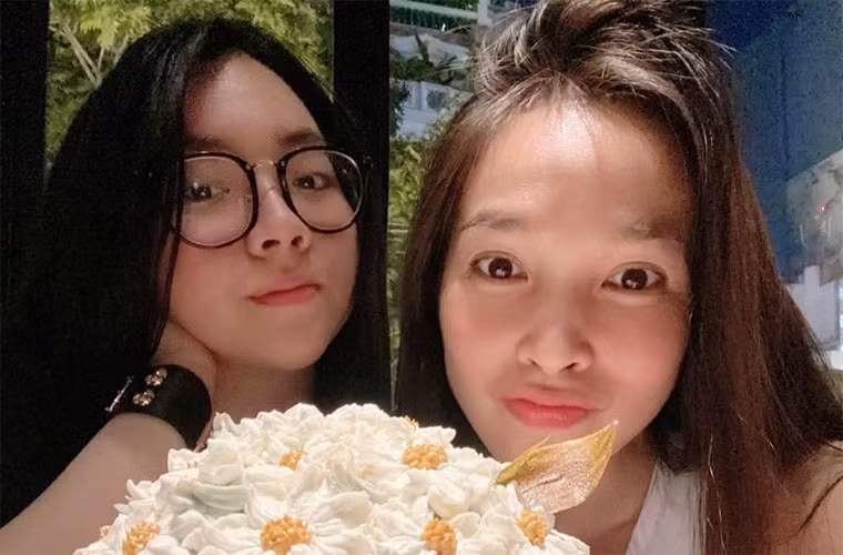 Hiện giờ, giọng ca sinh năm 1981 và con gái như đôi bạn thân. Hai người có thể chia sẻ với nhau mọi vui buồn trong cuộc sống.