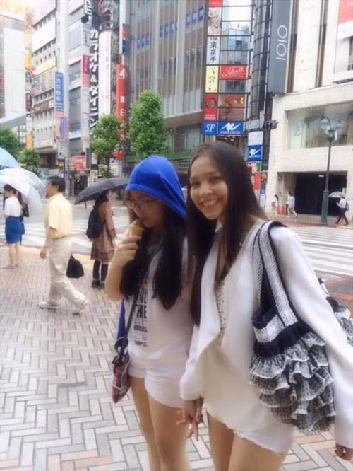 Mặc dù một mình nuôi con vất vả nhưng Hiền Thục lại ngày càng trẻ xinh và so với thời thanh niên, cô không hề già đi chút nào.