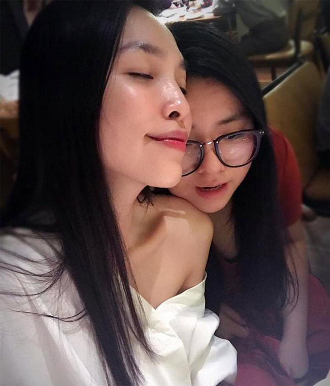 Khi con gái bước vào tuổi teen, Hiền Thục chọn cách viết thư tay giữa hai mẹ con để trao đổi nhiều vấn đề và tình cảm mẹ con thêm gắn bó.