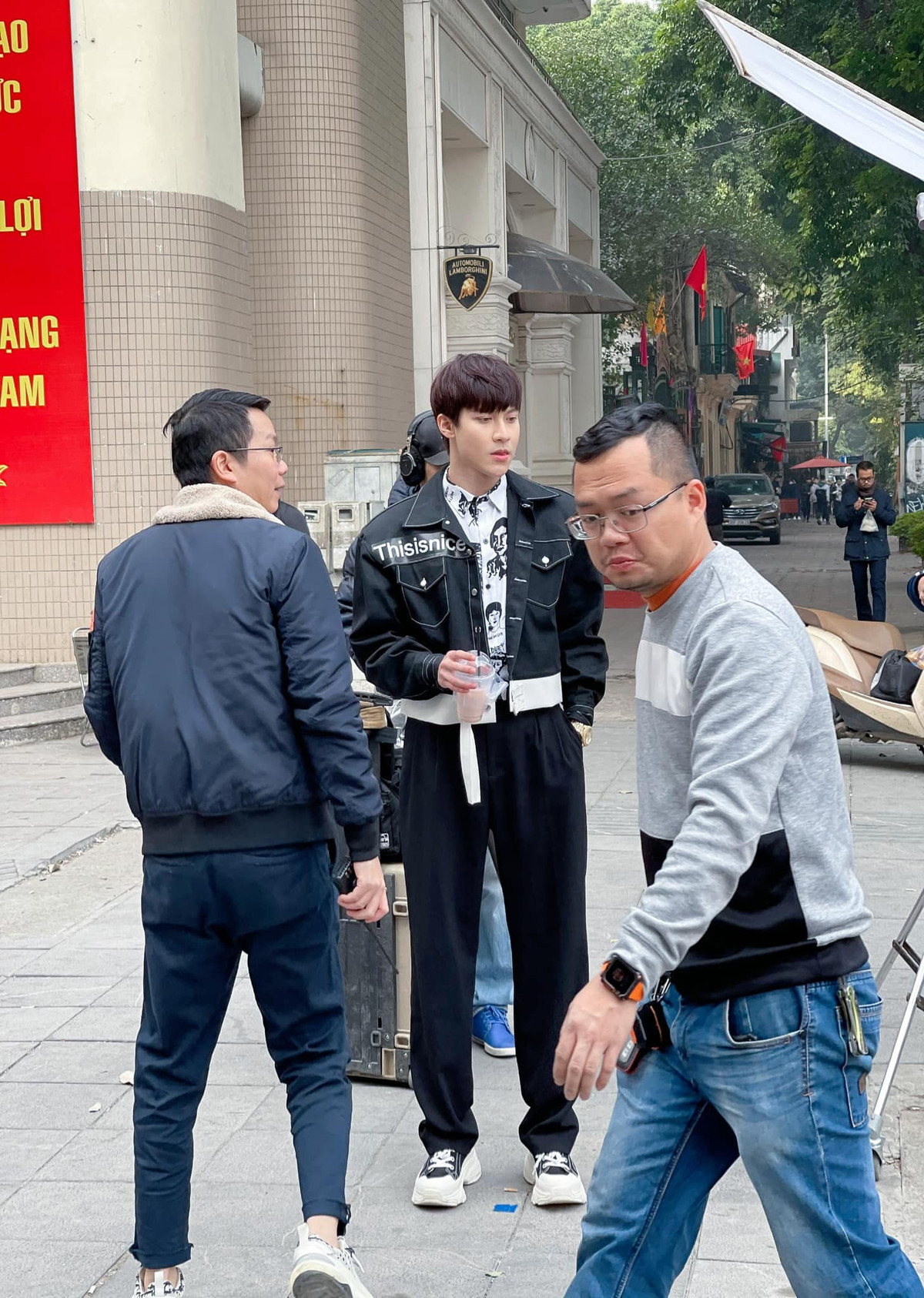 Nam người mẫu kiêm diễn viên Đăng Dũng chia sẻ vui: "Tạo hình anh này trong phim Hàn Quốc lắm, điệu đà nơ dây nơ dủng điên đảo lên, quần bó chít đi bốt chơi bời điên lên. Trái ngược hẳn với con người giản dị và chân phương của mình bên ngoài á".