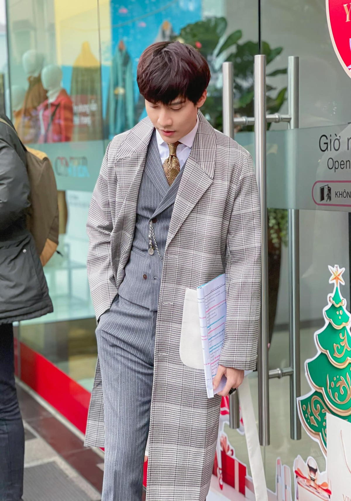 Nhân vật của Đăng Dũng xuất hiện với hình ảnh chỉn chu, từ trang phục tới phong thái lịch lãm.