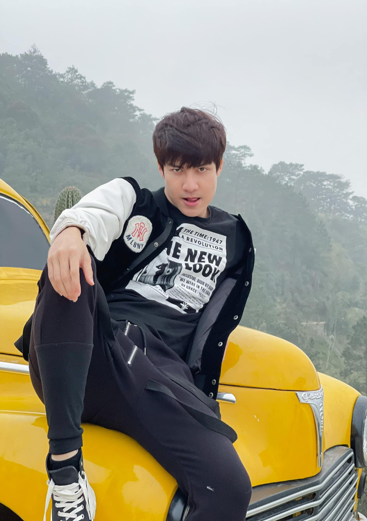 Đời thường, nam diễn viên sinh năm 1990 sở hữu phong cách khỏe khoắn, năng động nhưng vẫn toát lên vẻ chỉn chu, nam tính.