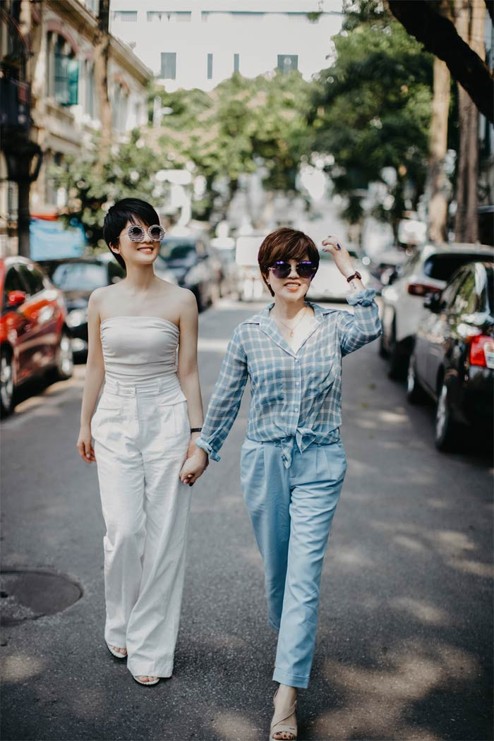 Áo sơ mi buộc vạt, quần âu cùng màu áo, nhìn Ngọc Huyền trẻ ra vài chục tuổi với ngoại hình này.