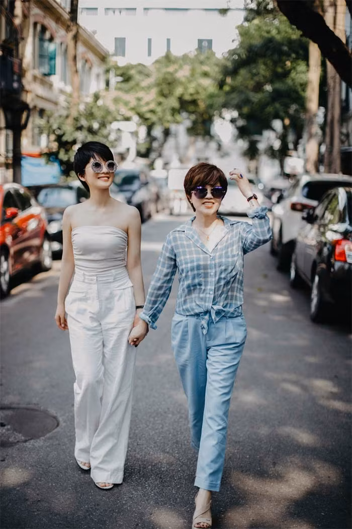 Áo sơ mi buộc vạt, quần âu cùng màu áo, nhìn Ngọc Huyền trẻ ra vài chục tuổi với ngoại hình này.