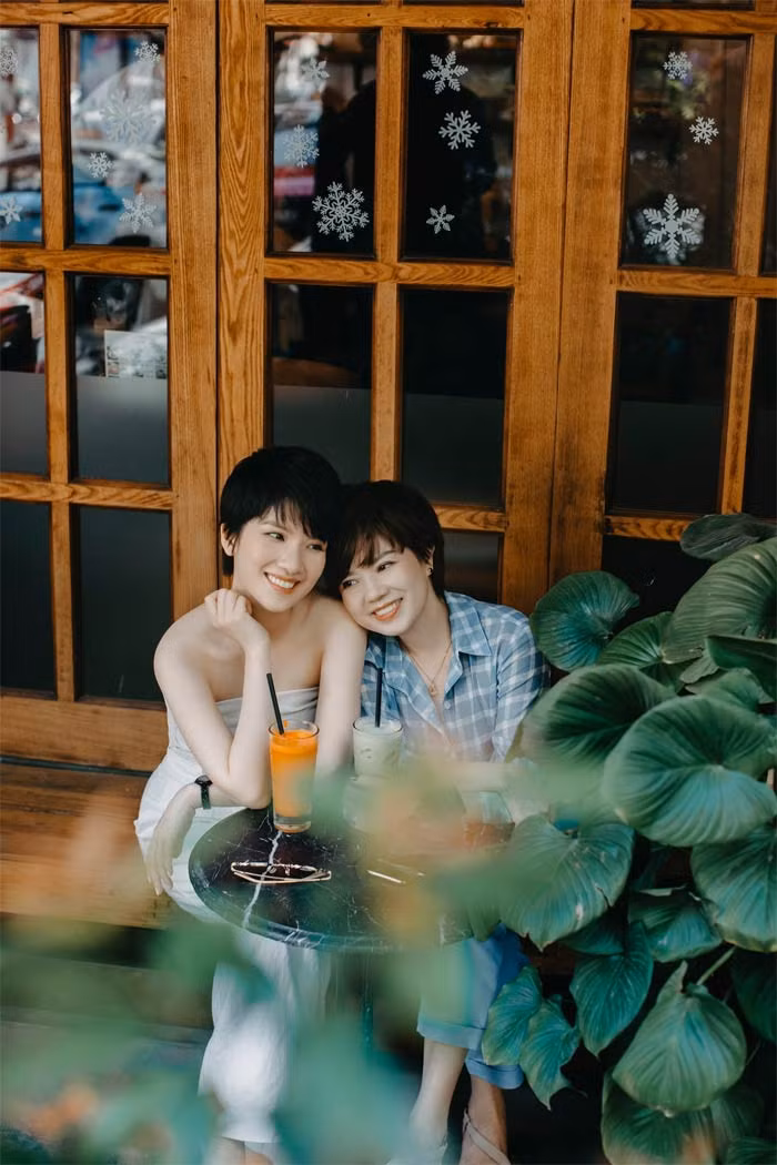 Sau ly hôn, Ngọc Huyền giữ im lặng một thời gian và không cập nhật thông tin trên trang cá nhân vì không muốn ồn ào ảnh hưởng tới cuộc sống riêng.