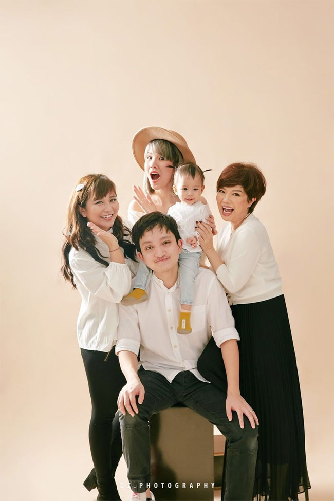 Cuối năm 2018, nghệ sĩ Ngọc Huyền và Chí Trung ly hôn sau hơn 30 năm gắn bó. Hậu hôn nhân tan vỡ, Ngọc Huyền dành thời gian vui vầy bên con cháu và bạn bè.