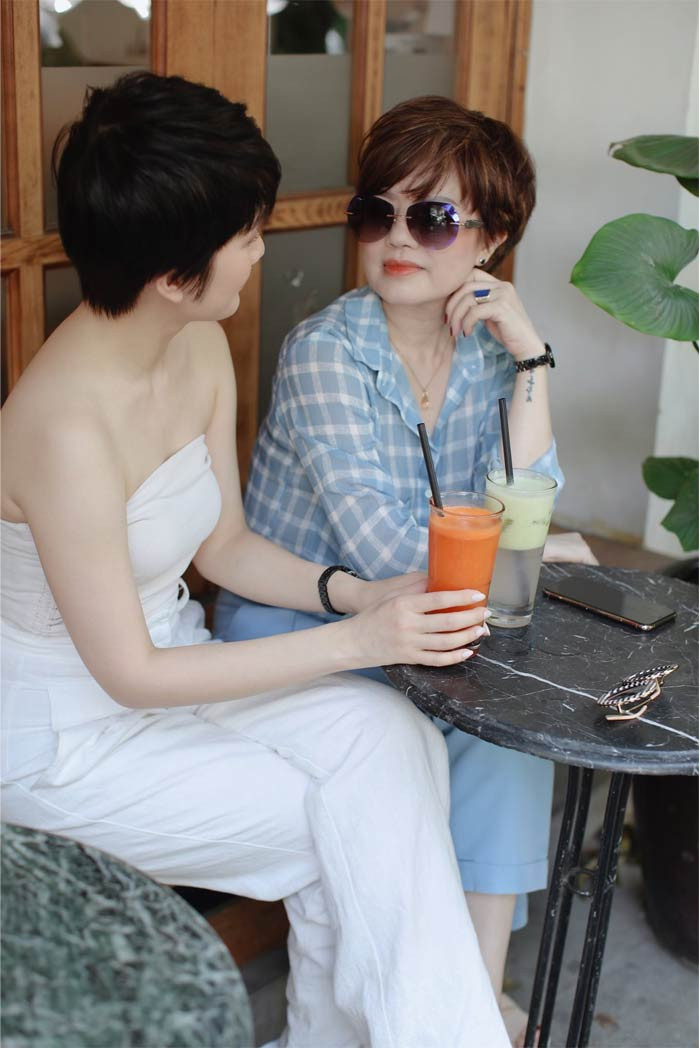 Nhiều người khen những bức ảnh chị chụp chung với con gái lớn như hai chị em bởi Ngọc Huyền quá trẻ so với tuổi.