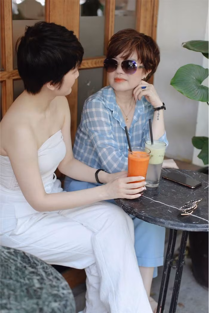 Nhiều người khen những bức ảnh chị chụp chung với con gái lớn như hai chị em bởi Ngọc Huyền quá trẻ so với tuổi.