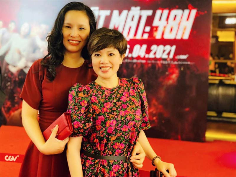 Ngoài vóc dáng, khuôn mặt, cách chọn trang phục khéo léo cũng giúp Ngọc Huyền trẻ trung hơn.