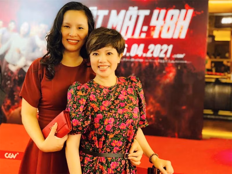 Ngoài vóc dáng, khuôn mặt, cách chọn trang phục khéo léo cũng giúp Ngọc Huyền trẻ trung hơn.