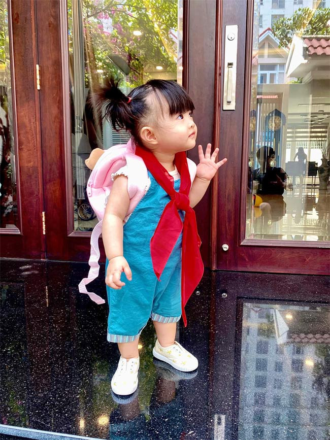 Tròn một tuổi, Winnie cao 75cm, nặng 8,6kg, mọc 8 răng và rất đáng yêu. Không chỉ con gái Đông Nhi, nhiều con sao Việt khác cũng nhận được sự quan tâm của công chúng.