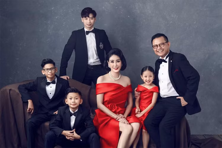 Huỳnh Trung Nam, chồng thứ hai của Hà Kiều Anh từng qua một lần đò và có con trai riêng khi kết hôn với Hoa hậu Việt Nam 1992.