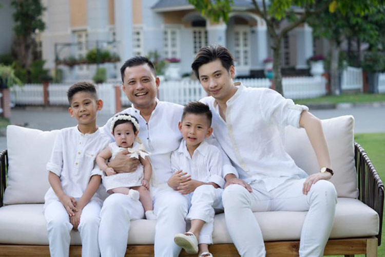 Chính vì thế ba con của Hà Kiều Anh cũng rất yêu quý và gần gũi anh trai Nhật Minh.