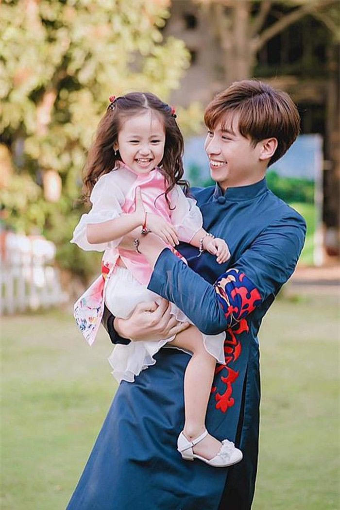 Hà Kiều Anh cho biết từ nhỏ Nhật Minh sống chung với cô nên tình cảm giữa hai mẹ con rất khăng khít. Anh trai cả Nhật Minh cũng rất yêu chiều các em cùng cha khác mẹ.