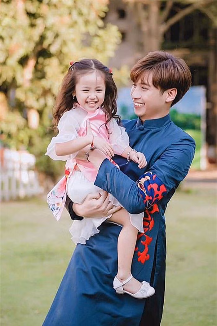 Hà Kiều Anh cho biết từ nhỏ Nhật Minh sống chung với cô nên tình cảm giữa hai mẹ con rất khăng khít. Anh trai cả Nhật Minh cũng rất yêu chiều các em cùng cha khác mẹ.