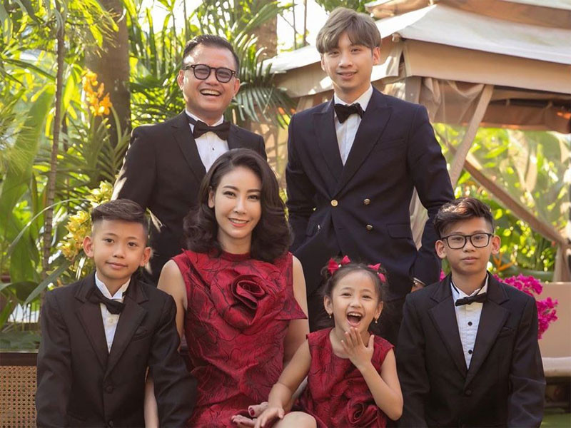 Người đẹp sinh năm 1976 cho biết, trong gia đình cô không bao giờ có khái niệm con chung, con riêng và cô luôn đối xử công bằng với các con.