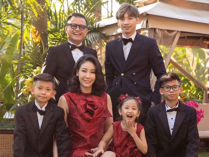 Người đẹp sinh năm 1976 cho biết, trong gia đình cô không bao giờ có khái niệm con chung, con riêng và cô luôn đối xử công bằng với các con.