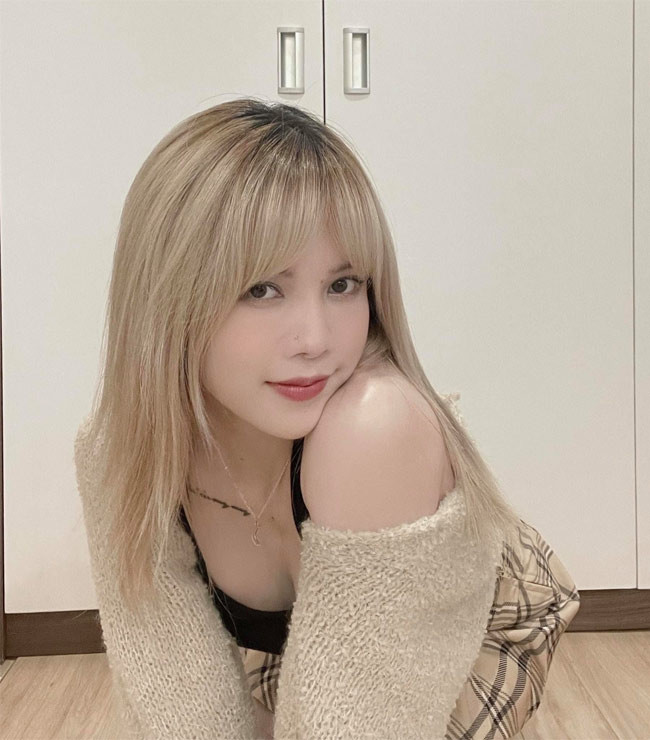 Nữ ca sĩ tỏ ra không quan tâm tới những lùm xùm phía sau việc chia tay giọng ca "Lạc trôi". Cô tập trung vào công việc và ra mắt nhiều sản phẩm âm nhạc mới như MV “Love Rosie”, MV "Trải Trái Trải Phải" hợp tác cùng Hiền Hồ.