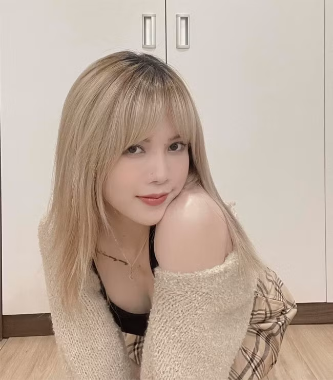 Nữ ca sĩ tỏ ra không quan tâm tới những lùm xùm phía sau việc chia tay giọng ca "Lạc trôi". Cô tập trung vào công việc và ra mắt nhiều sản phẩm âm nhạc mới như MV “Love Rosie”, MV "Trải Trái Trải Phải" hợp tác cùng Hiền Hồ.