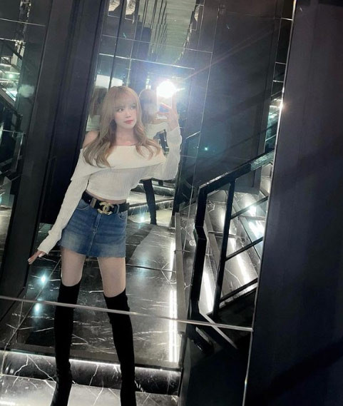 Ca sĩ Thiều Bảo Trâm mặc trang phục nữ tính hay cá tính đều thu hút.