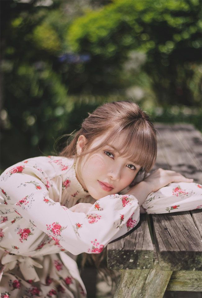 Giọng ca quê Thanh Hoá sở hữu làn da mịn màng, trắng muốt khiến cô lại càng trẻ hơn so với tuổi.