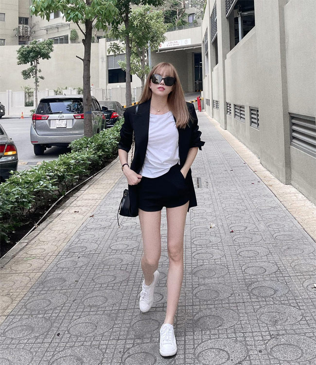 Nữ ca sĩ sinh năm 1994 từng chia sẻ, đôi chân thon dài là điểm cô tự tin nhất trên cơ thể.