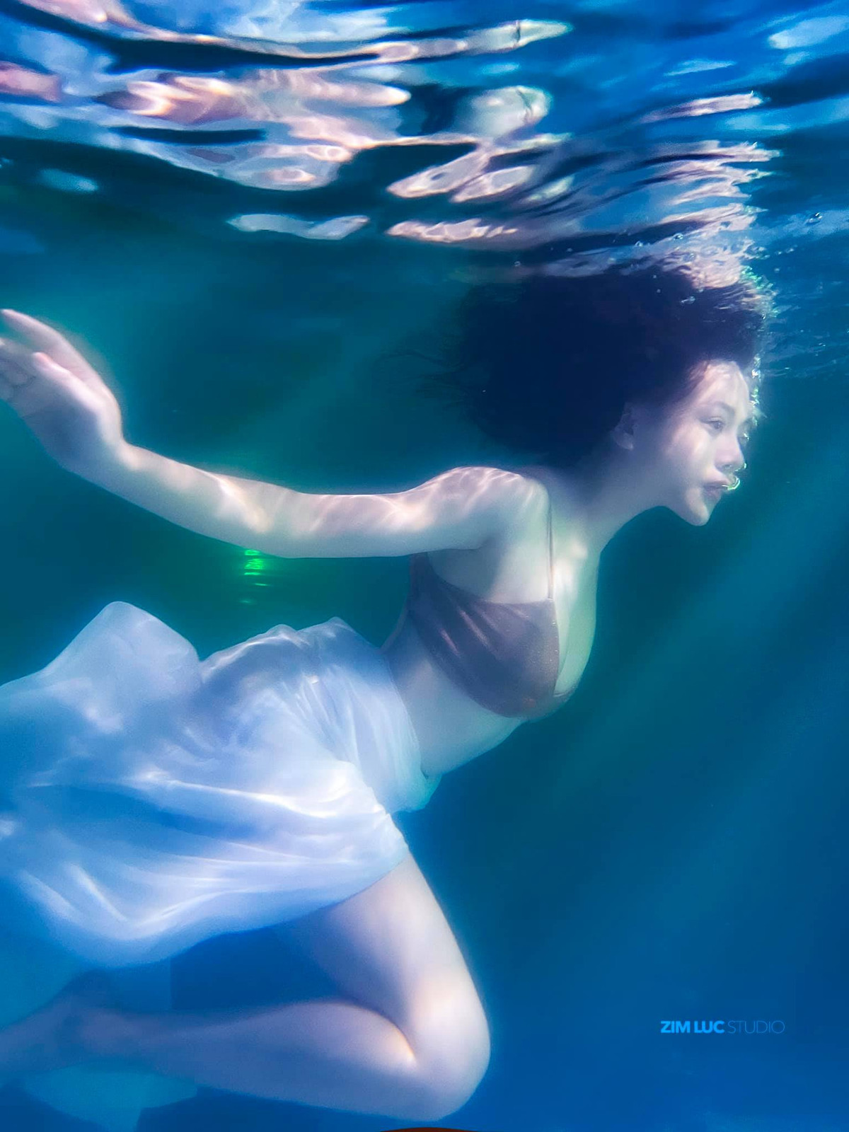 Trước đó, nữ diễn viên cũng gây sốt với bộ ảnh khoe vòng 1 ngồn ngộn dưới bể bơi.