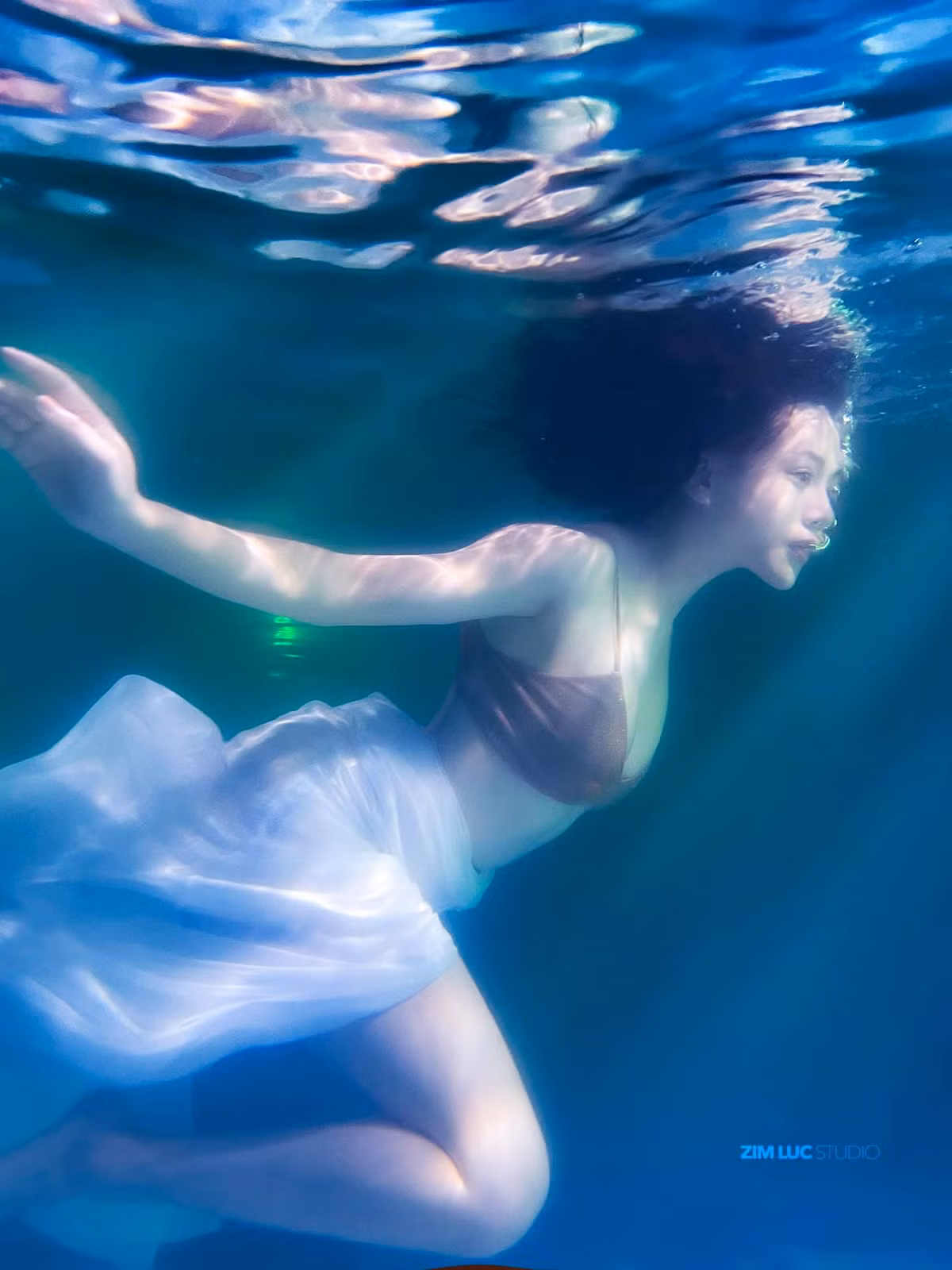 Trước đó, nữ diễn viên cũng gây sốt với bộ ảnh khoe vòng 1 ngồn ngộn dưới bể bơi.