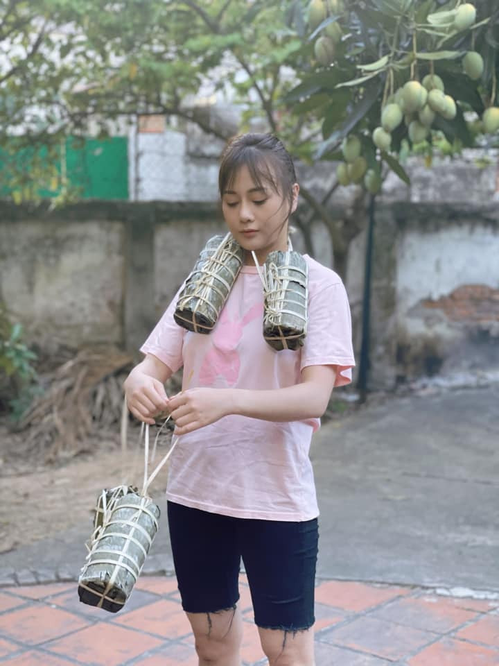 Trên trang cá nhân của mình, nữ diễn viên nhiều lần hài hước ví mình như khúc giò. Cô viết: "Xong phim có nên lấy lại chiếc eo 54 cm không nhỉ? Hay cứ làm khúc giò siêu vòng ba như hiện tại. Cái nào cũng thích!".