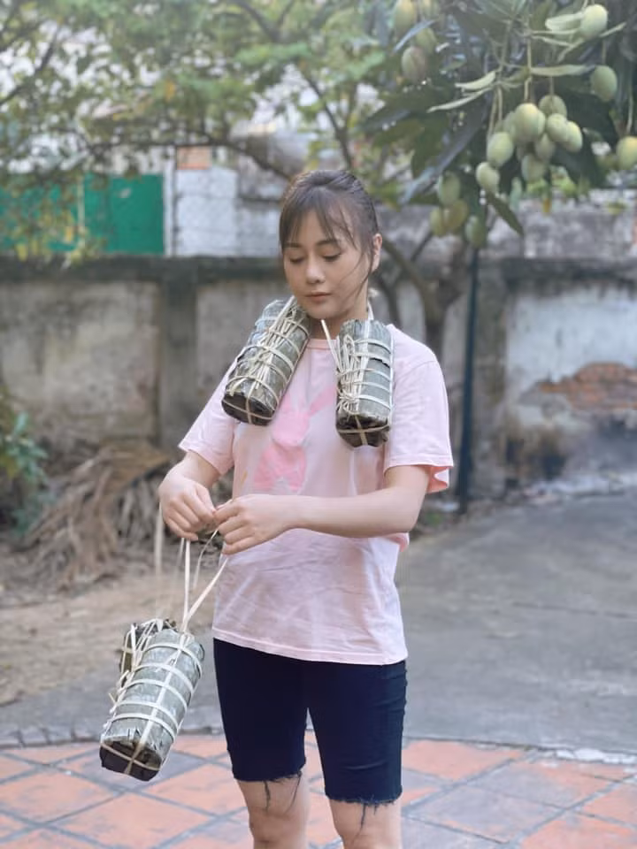 Trên trang cá nhân của mình, nữ diễn viên nhiều lần hài hước ví mình như khúc giò. Cô viết: "Xong phim có nên lấy lại chiếc eo 54 cm không nhỉ? Hay cứ làm khúc giò siêu vòng ba như hiện tại. Cái nào cũng thích!".